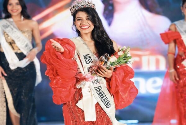 बोकारो की दीपाली रिया Miss Universe Jharkhand 2026 का ताज जीतते हुए स्टेज पर मुस्कुराती हुई