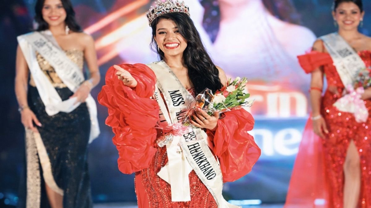 बोकारो की दीपाली रिया Miss Universe Jharkhand 2026 का ताज जीतते हुए स्टेज पर मुस्कुराती हुई